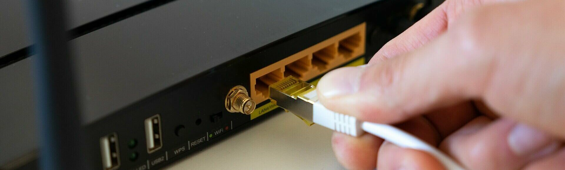 W-Lan Router mit LAN Kabel und Antennen